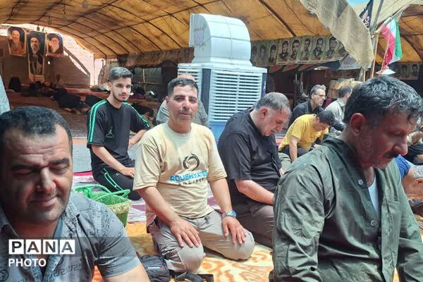 پیوند جان و جانان در کربلا؛ اقامه نماز جماعت در جوار ضریح شش‌گوشه