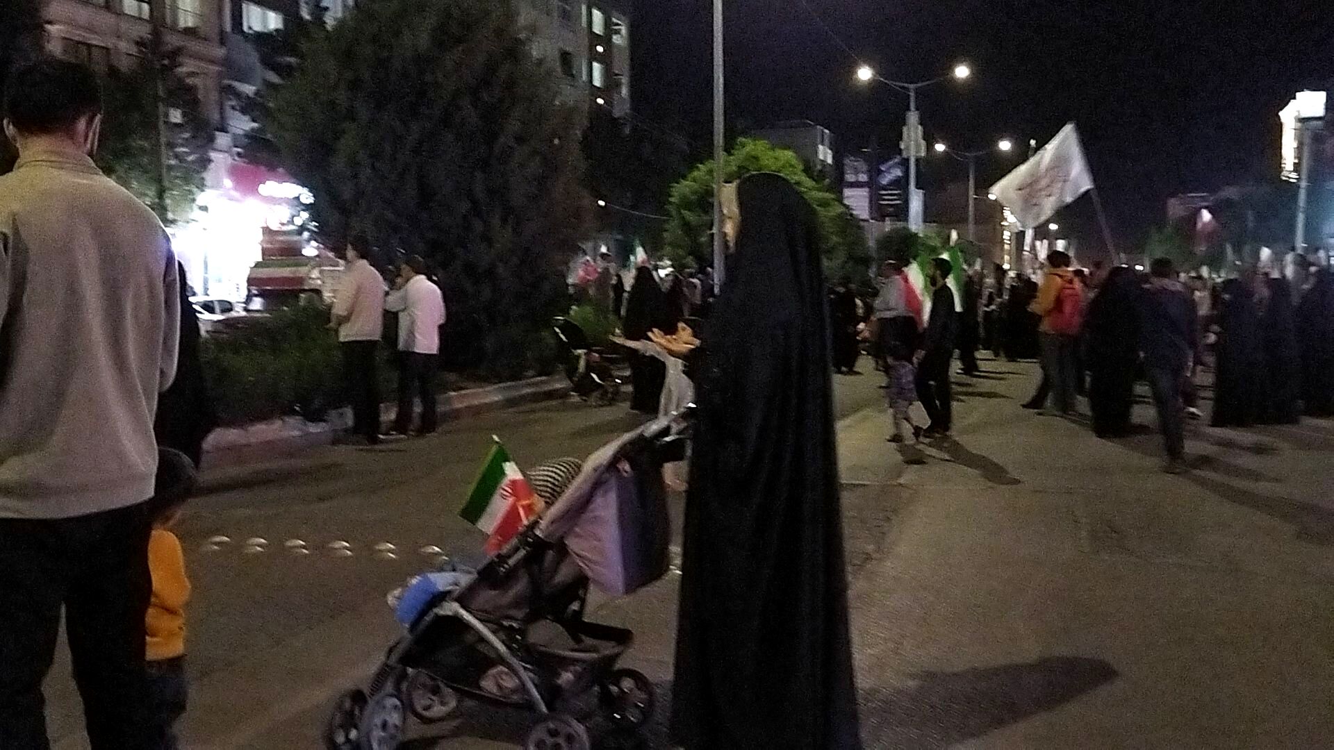 زمزمه های دعا در بلوار فضل نیشابور 
