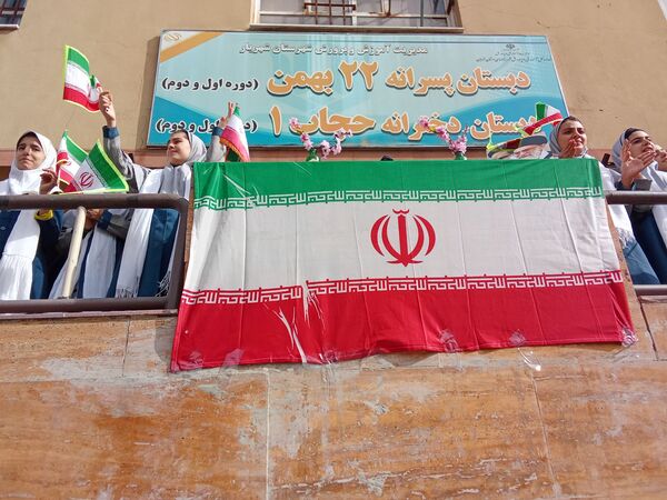 استقبال مدرسه حجاب از ۲۲بهمن 