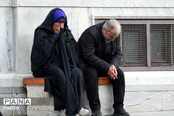 سوگ و حزن اعلام شهادت رهبر معظم انقلاب در حرم مطهر رضوی-۲