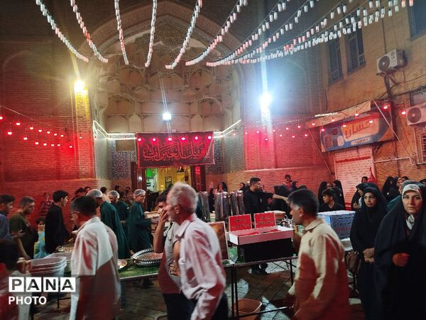 ۱۷۵ شب خدمت در آستان آل‌الله؛ حال‌وهوای چایخانه حضرت زهرا (س) در شب شهادت امام حسن عسکری (ع)
