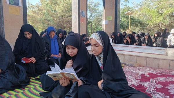 قرائت زیارت عاشورا در مزار شهدای گمنام شهر رباط‌سنگ 