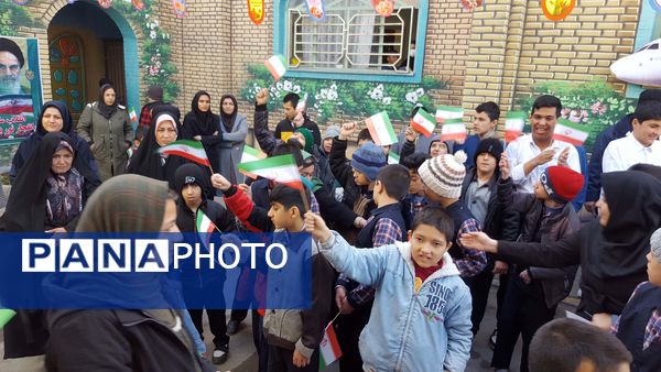 نواختن زنگ انقلاب در مدرسه استثنایی مهرآفرینان