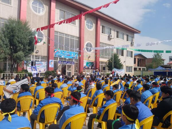 جشن عاطفه‌ها جشن همدلی دانش آموزان با دیگر کودکان نیازمند