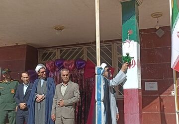 آغاز سال تحصیلی با نواختن زنگ مهر و ایثار در دبیرستان ام‌البنین