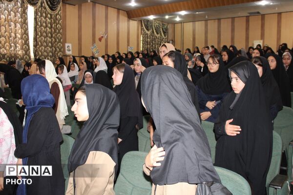 تجلیل از دانش آموزان  برگزیده در مسابقات قرآن و عترت 