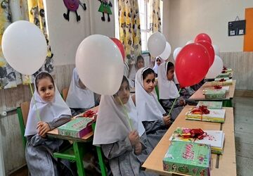 جشن شکوفه‌ها در دبستان هیئت امنایی مهدیه ۲