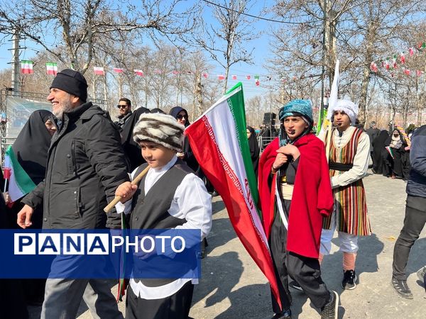 حضور دانش‌آموزان دبستان المهدی در راهپیمایی ۲۲ بهمن 