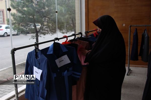 بازدید رئیس سازمان دانش‌آموزی خراسان رضوی از نمایشگاه‌های لباس فرم دانش‌آموزی نواحی مشهد