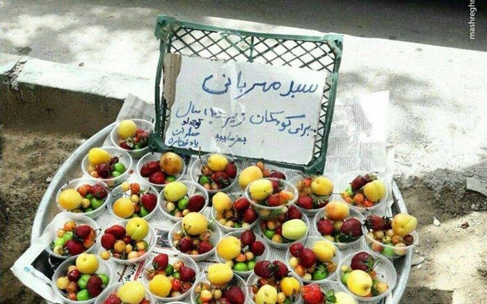 تصویر/ اقدام قابل تحسین یک میوه فروش