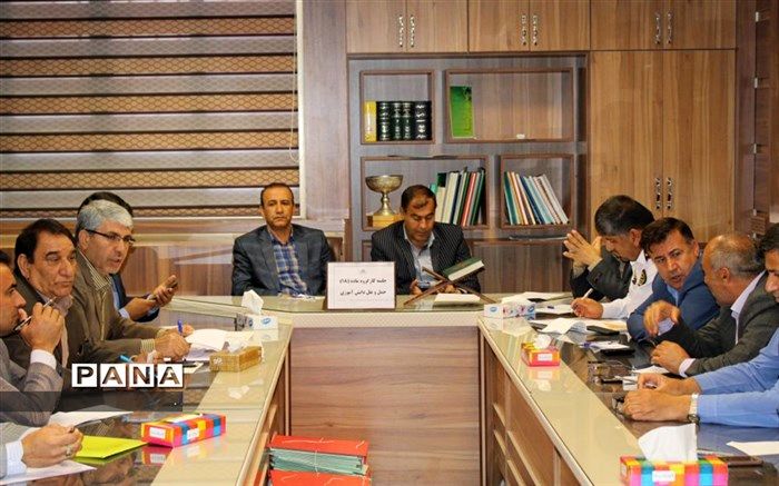 در سال تحصیلی 99-98 از تردد سرویس های دانش آموزی بدون برچسب و هولوگرام جلوگیری می شود