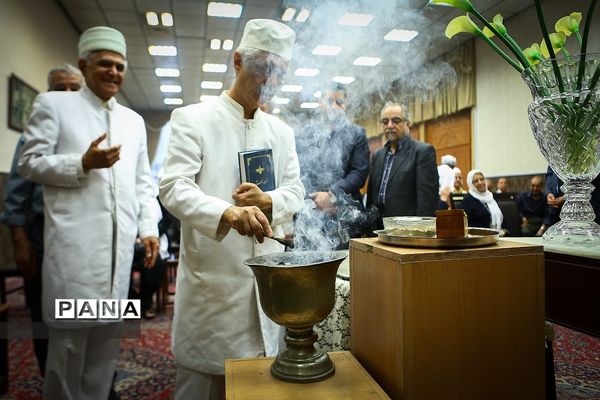 نیایش و ادای احترام  زرتشتیان در سی امین سالگرد ارتحال حضرت امام خمینی (ره)