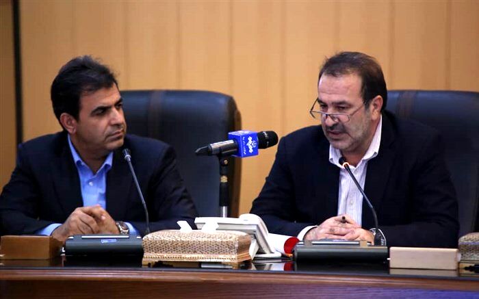 ایجاد تنوع در تولید و کاهش اتکا به بخش‌ کشاورزی با توسعه بخش صنعت و معدن