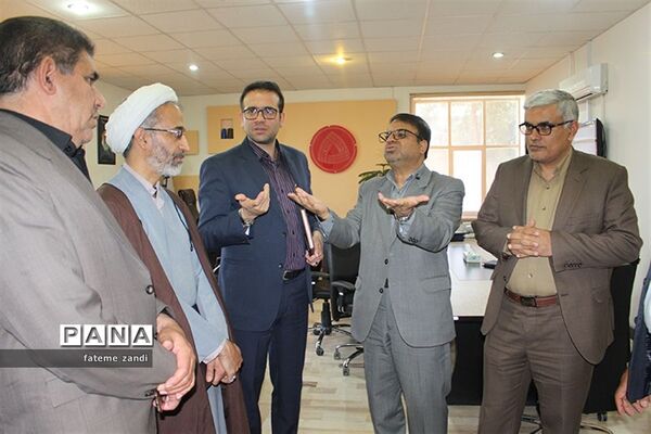 کارگروه فرم مدارس در کارخانه پشم بافی آسیا