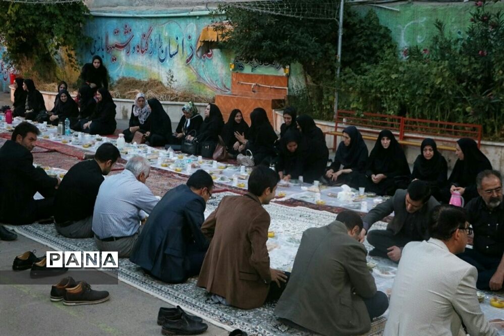 ضیافت افطاری در دبیرستان غیرانتفاعی مهرگان شهرقدس