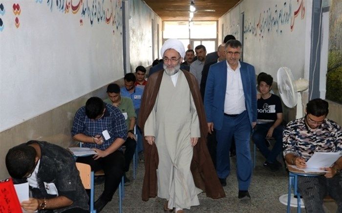بازدید نماینده ولی فقیه در گیلان از دو حوزه امتحانی دانش آموزی در رشت