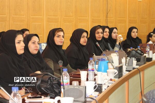 تجلیل از برگزیدگان مسابقات علمی تخصصی  و روش‌های برتر تدریس معلمان بوشهر-1
