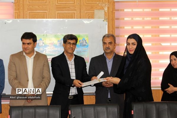 تجلیل از برگزیدگان مسابقات علمی تخصصی  و روش های برتر تدریس معلمان بوشهر-2