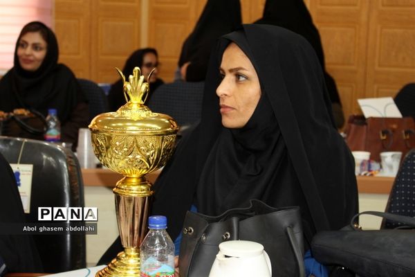 تجلیل از برگزیدگان مسابقات علمی تخصصی  و روش های برتر تدریس معلمان بوشهر-2