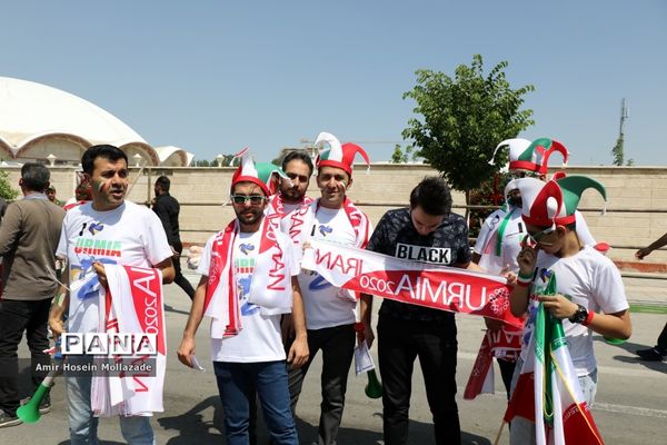 شور و شوق مردم عاشقان والیبال قبل از بازی تیم ملی ایران