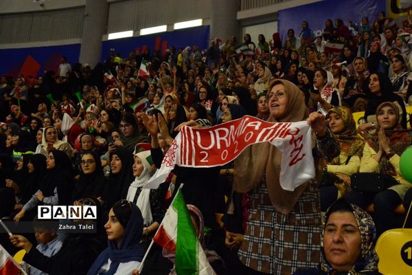 حضور بانوان ایرانی در بازی تیم ملی والیبال  ایران و کانادا