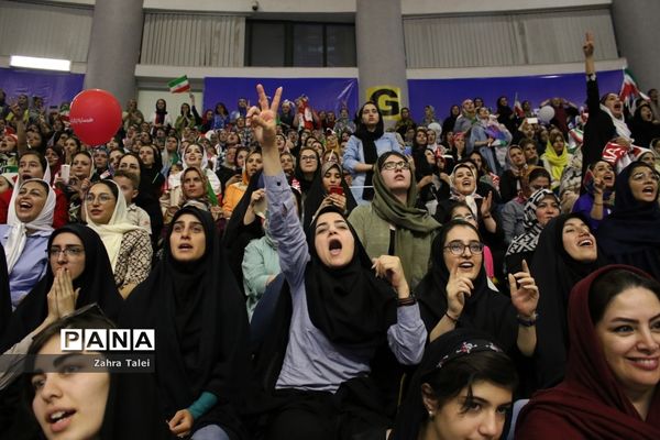 حضور بانوان ایرانی در بازی تیم ملی والیبال  ایران و کانادا