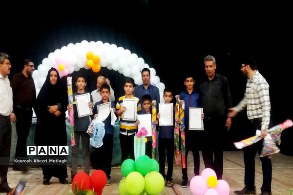 تقدیر از دانش‌آموزان مقام‌آور کازرون