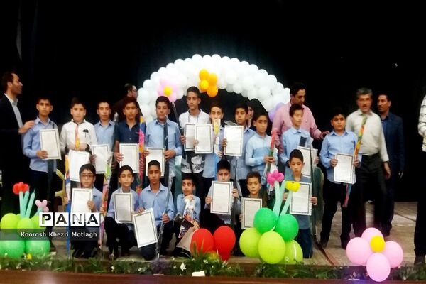 تقدیر از دانش‌آموزان مقام‌آور کازرون
