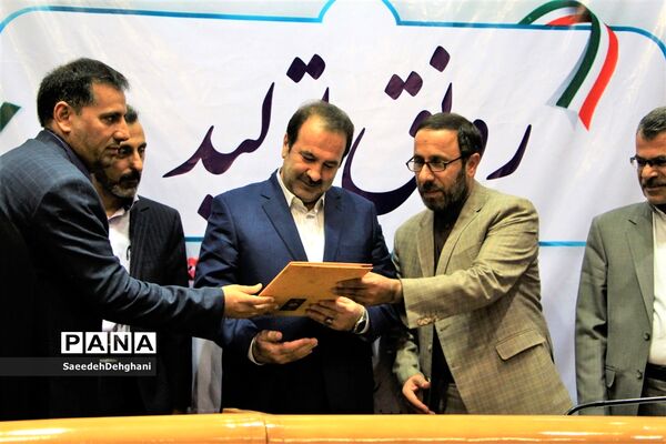 جلسه ستاد پشتیبانی سوادآموزی استان فارس با حضور رئیس نهضت سواد آموزی کشور