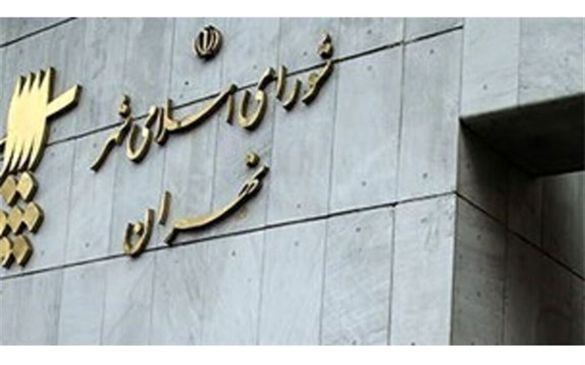 تجمع اعتراضی رانندگان مینی‌بوس مقابل شورای شهر