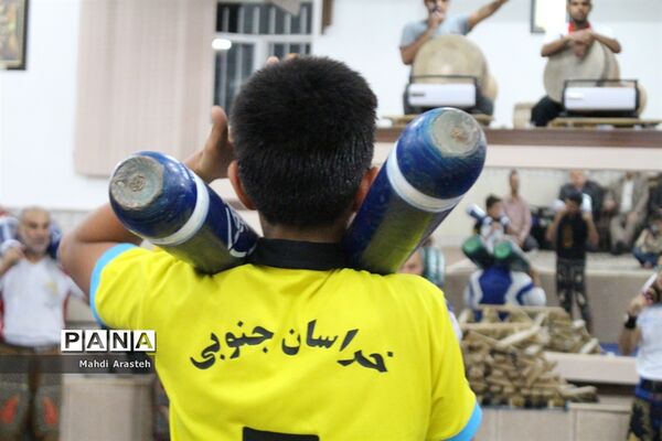 مراسم ورزش پهلوانی و زورخانه‌ای به مناسبت سالروز فرهنگ ورزش زورخانه‌ای در روستای تقاب خراسان حنوبی