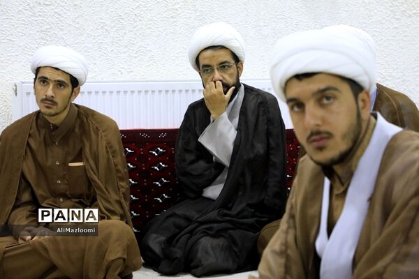 دیدار جمعی از طلاب و روحانیون فعال در مدارس استان با نماینده ولی فقیه