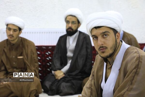 دیدار جمعی از طلاب و روحانیون فعال در مدارس استان با نماینده ولی فقیه