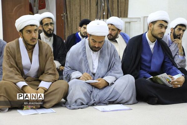 دیدار جمعی از طلاب و روحانیون فعال در مدارس استان با نماینده ولی فقیه