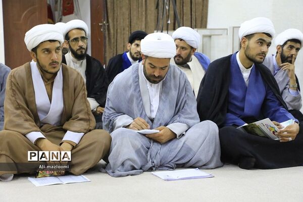 دیدار جمعی از طلاب و روحانیون فعال در مدارس استان با نماینده ولی فقیه
