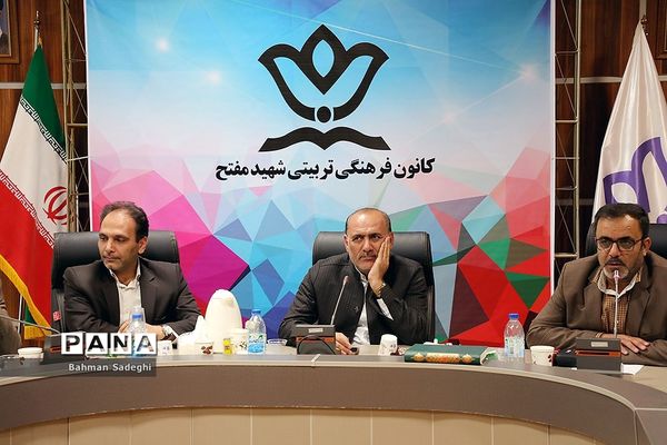 بازدید مدیرکل فرهنگی هنری  از دبیرخانه جشنواره فرهنگی هنری