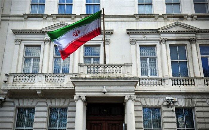 مسدود کردن در ورودی سفارت ایران در لندن به دست چند معترض