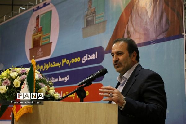 اهدای کالاهای اساسی به سیل زدگان شیراز