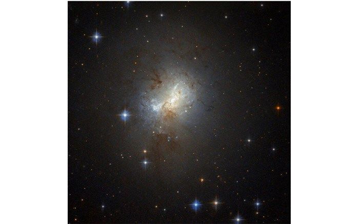 تصویر جذاب یک کهکشان ستاره‌دار کوتوله