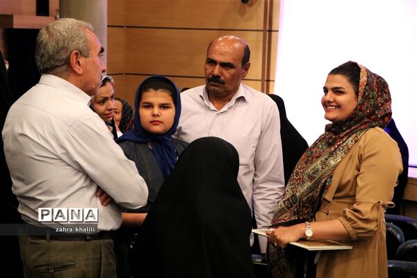 رونمایی و اکران مستند شیخ‌نشین ها در شیراز