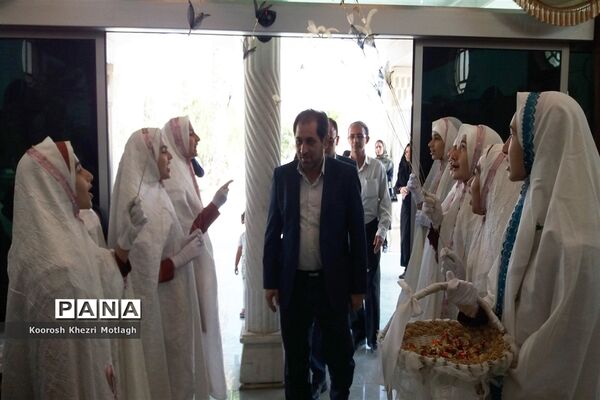 تجلیل از دانش آموزان و دبیران منتخب جشنواره‌ها و مسابقات علمی - پژوهشی در کازرون