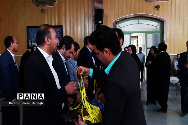 تجلیل از دانش آموزان و دبیران منتخب جشنواره‌ها و مسابقات علمی - پژوهشی در کازرون