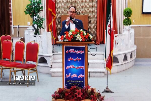 تجلیل از دانش آموزان و دبیران منتخب جشنواره‌ها و مسابقات علمی - پژوهشی در کازرون
