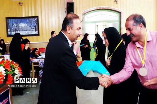 تجلیل از دانش آموزان و دبیران منتخب جشنواره‌ها و مسابقات علمی - پژوهشی در کازرون