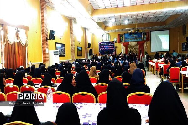 تجلیل از دانش آموزان و دبیران منتخب جشنواره‌ها و مسابقات علمی - پژوهشی در کازرون