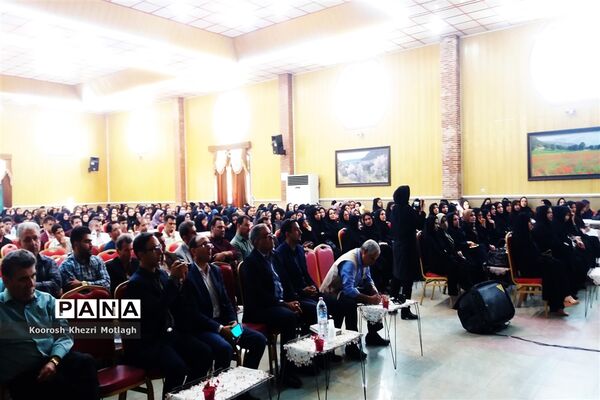 تجلیل از دانش آموزان و دبیران منتخب جشنواره‌ها و مسابقات علمی - پژوهشی در کازرون