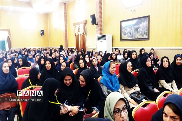 تجلیل از دانش آموزان و دبیران منتخب جشنواره‌ها و مسابقات علمی - پژوهشی در کازرون