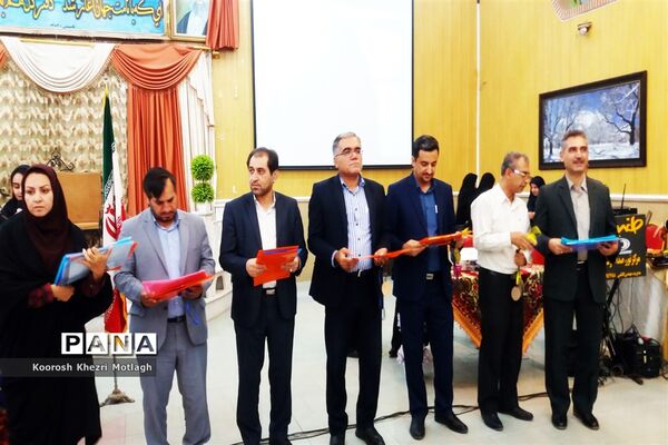 تجلیل از دانش آموزان و دبیران منتخب جشنواره‌ها و مسابقات علمی - پژوهشی در کازرون