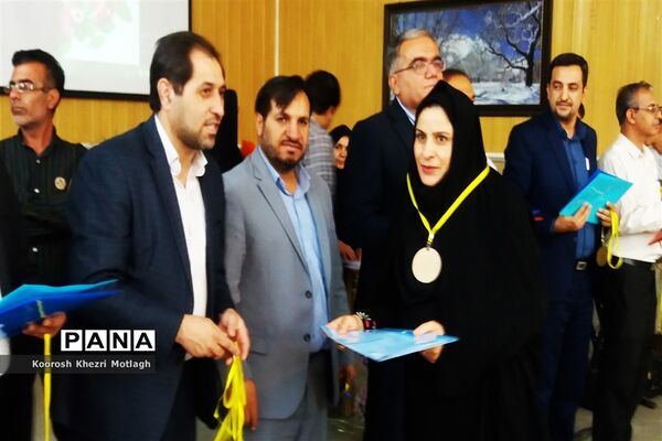تجلیل از دانش آموزان و دبیران منتخب جشنواره‌ها و مسابقات علمی - پژوهشی در کازرون