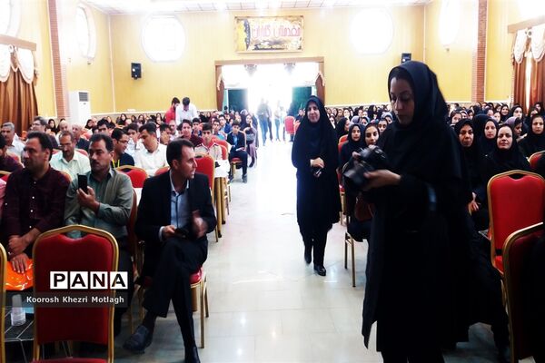 تجلیل از دانش آموزان و دبیران منتخب جشنواره‌ها و مسابقات علمی - پژوهشی در کازرون